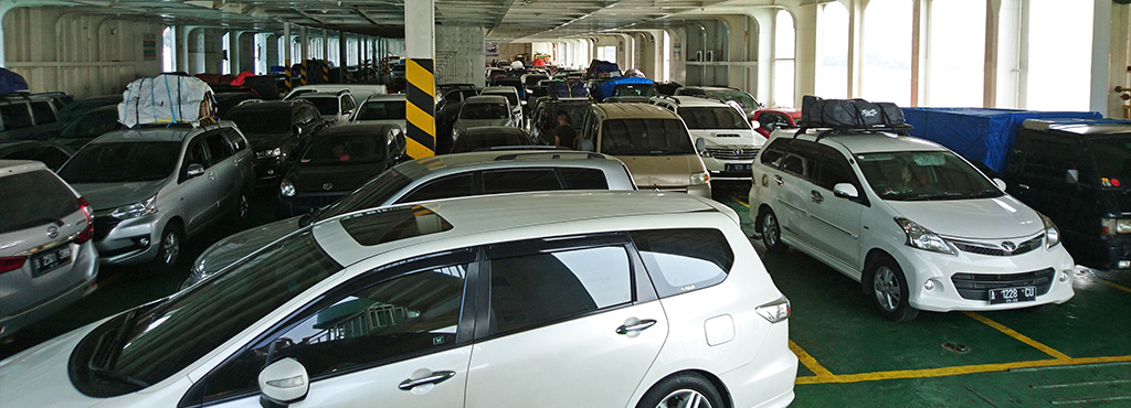 Trip Bengkulu: Dermaga Eksekutif Merak - Parkiran di dalam kapal yang sebenarnya masih bisa muat beberapa mobil lagi