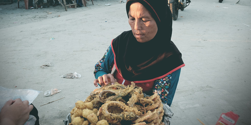 Petualangan 2000km: Pulang dan Bau Durian - Pedagang gorengan seafood di Pantai Panjang, Bengkulu