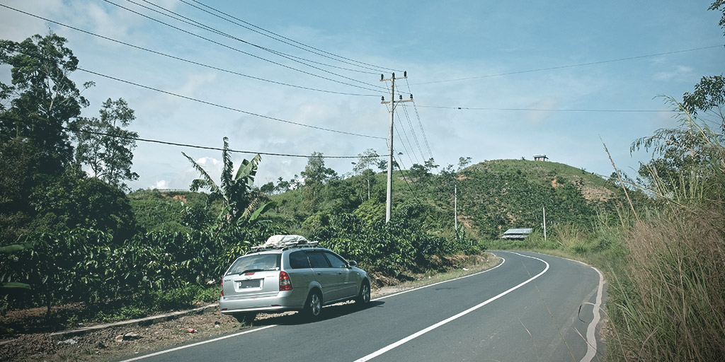 Petualangan 2000km: Pulang dan Bau Durian - Hamparan kebun kopi yang luas dan berbukit di daerah Sumberjaya