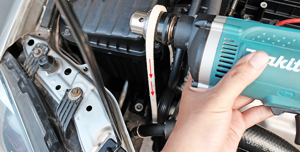 Kuras Kilat Power Steering Sehat - Belt mesin jahit (putih) dan arah putaran (panah merah)