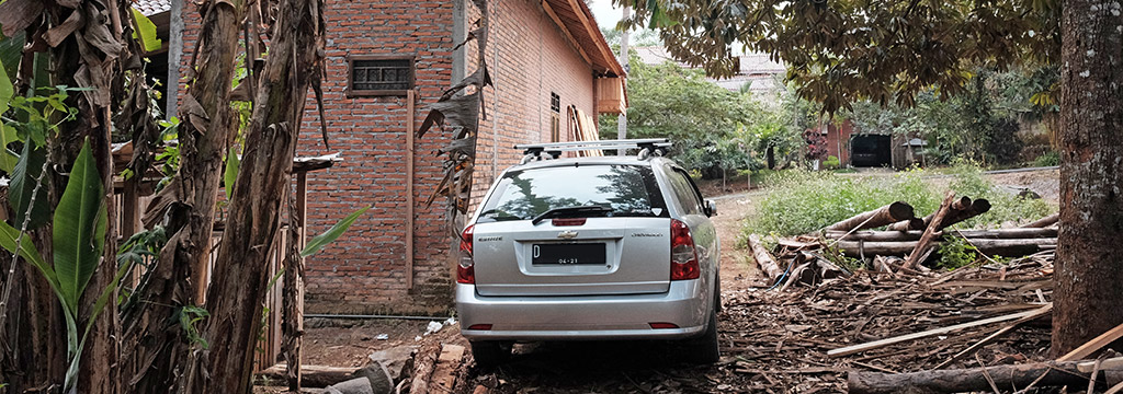Keep Calm and Go To Semarang - Parkiran Estate di kampung, samping kandang ayam, bawah pohon durian